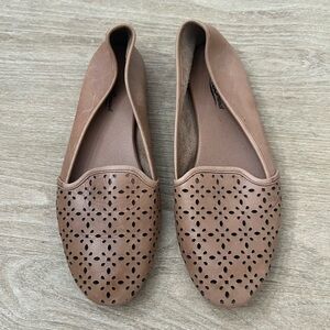 Lucky brand tan pilforated  leather loafers